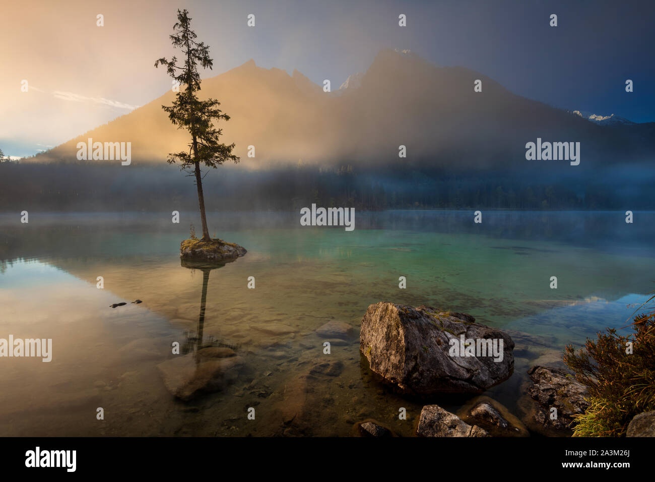 Il lago di Hintersee, Alpi tedesche, Germania. Immagine del Lago Hintersee si trova nella Baviera meridionale, Germania durante l'autunno sunrise. Foto Stock