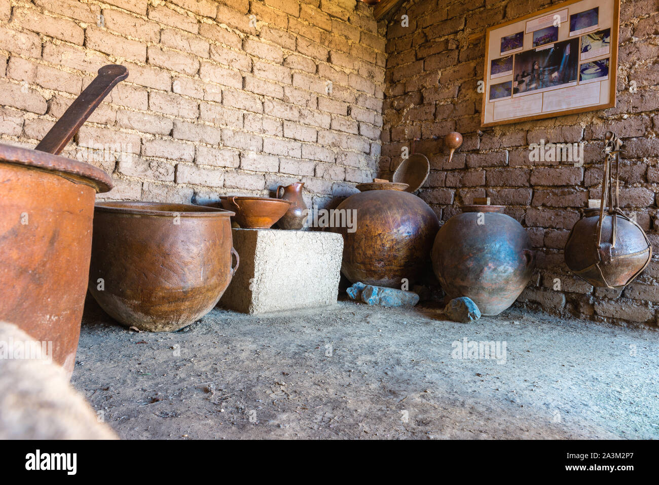 Ceramica tradizionale in un Eco Villaggio Andino, museo in Huatajata, borgo lacuale del Lago Titicaca, La Paz, Bolivia, America Latina Foto Stock