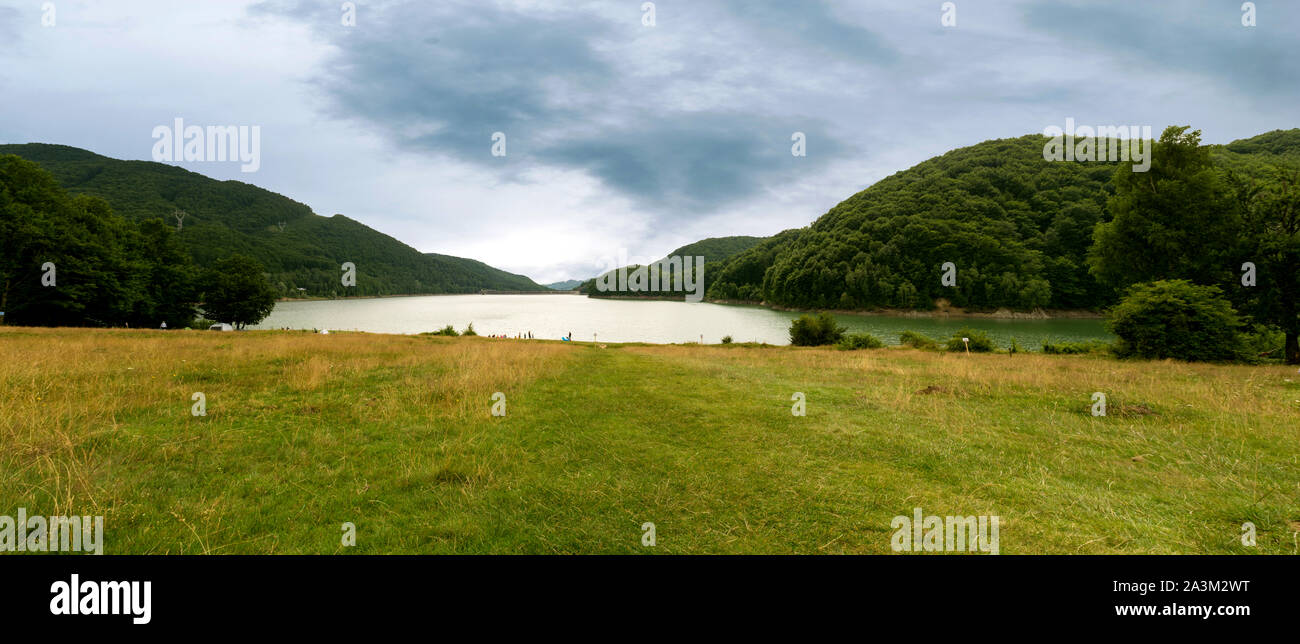 Vista panoramica della diga di Vidraru Lago di Arges, Romania. Foto Stock