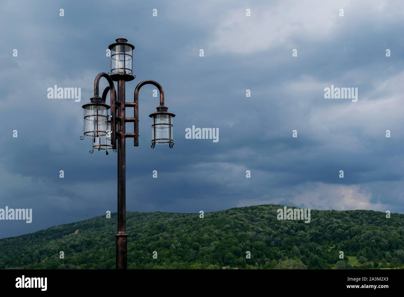 Esterno moderno il palo della luce con sfondo naturale Foto Stock