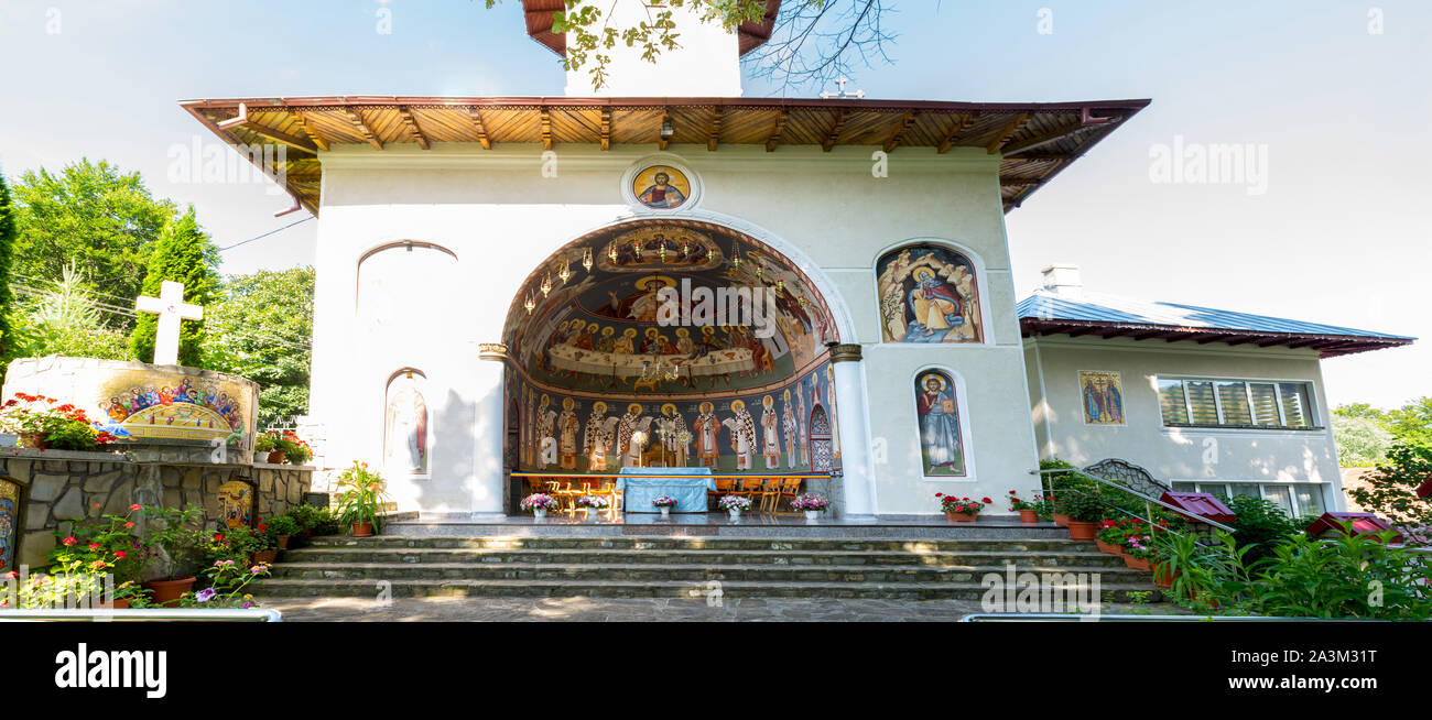 Crasna, Prahova, Romania - 21 Luglio 2019: l'esterno santuario altare Crasna monastero vicino Izvoarele, Prahova. Foto Stock