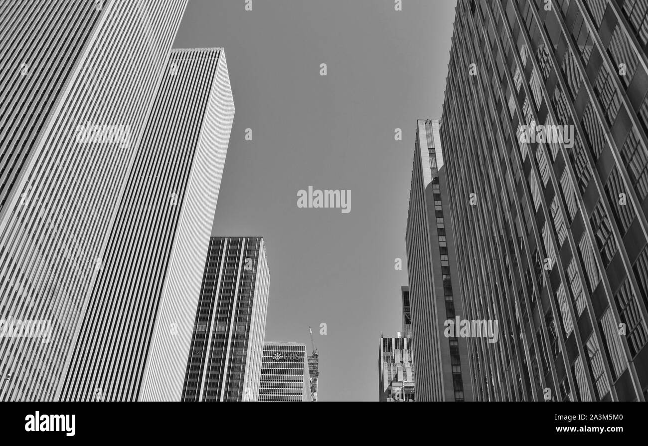 Alti grattacieli in 6th Avenue in New York, tra cui gli uffici di UBS Financial Services. Foto Stock