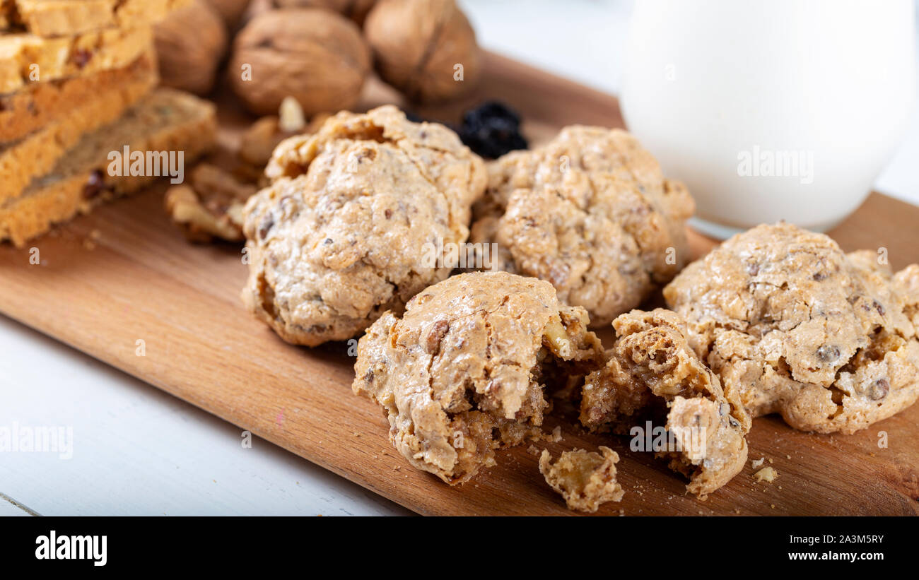 Biscotti croccanti con noce e tahini e bicchiere di latte Foto Stock