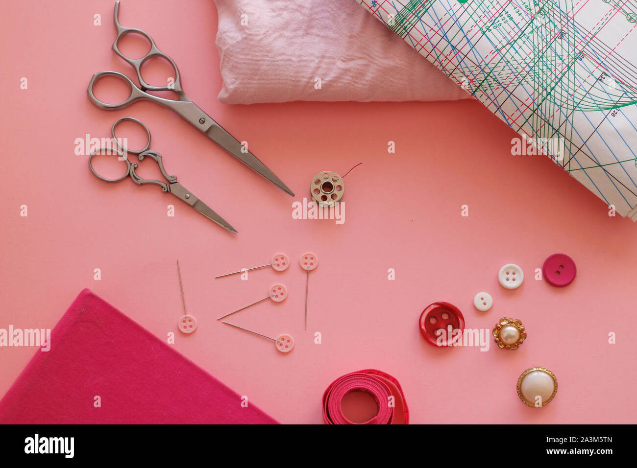 Cucire studio composizione in rosa Foto Stock