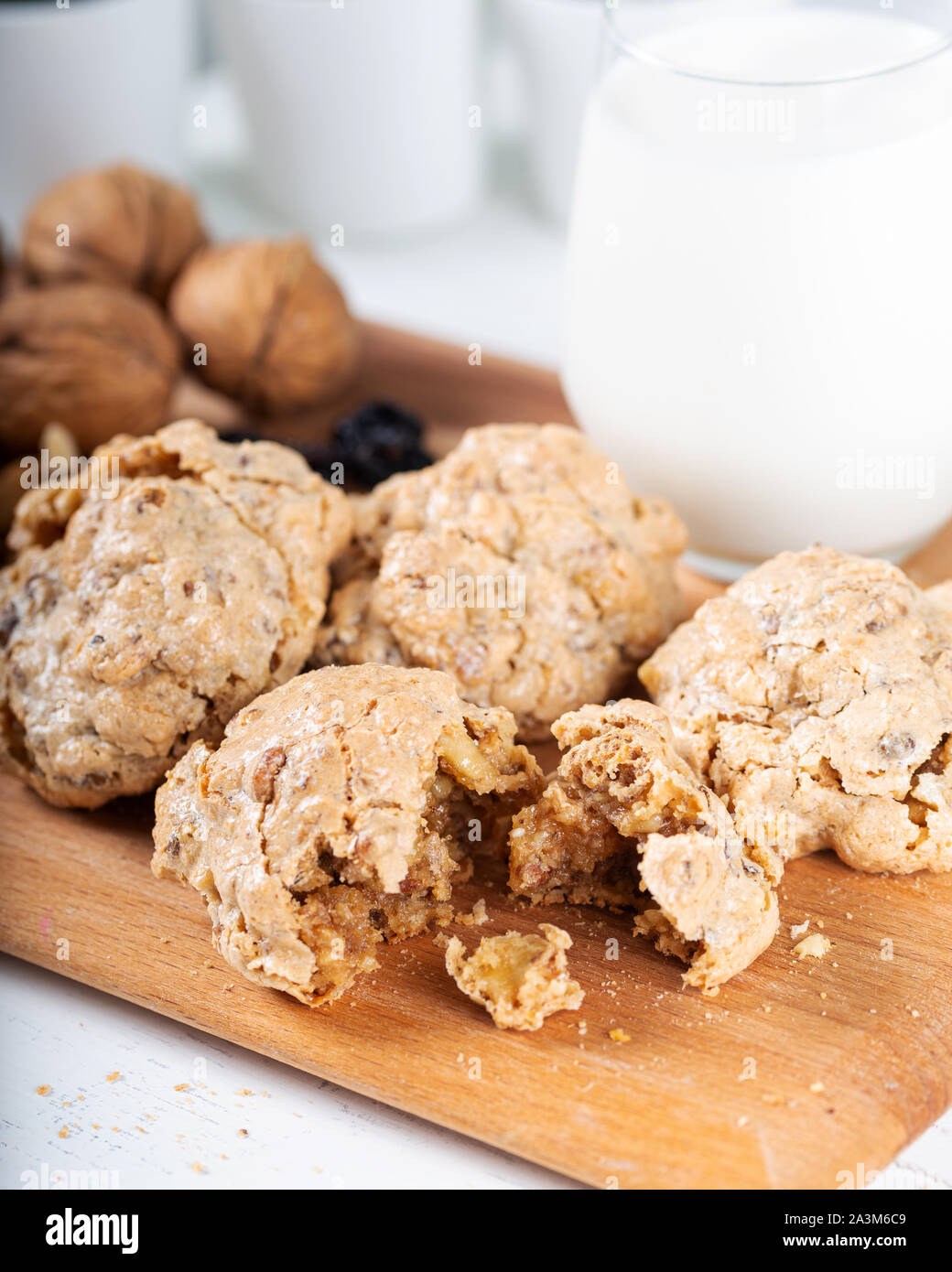 Biscotti croccanti con noce e tahini e bicchiere di latte Foto Stock
