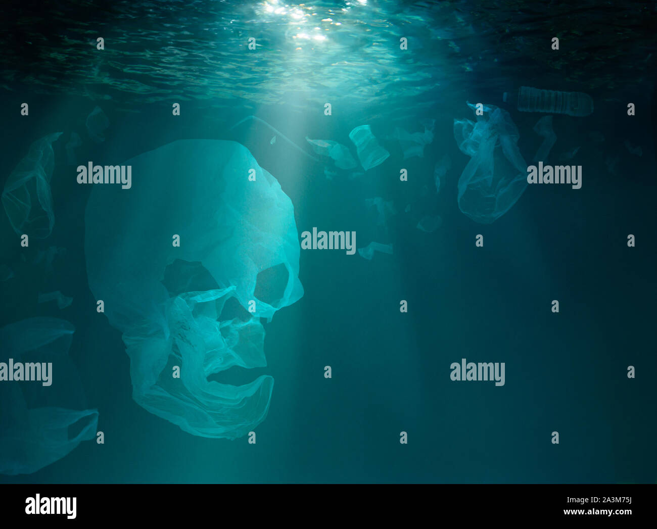 Cranio realizzato da immondizia di plastica underwater Foto Stock
