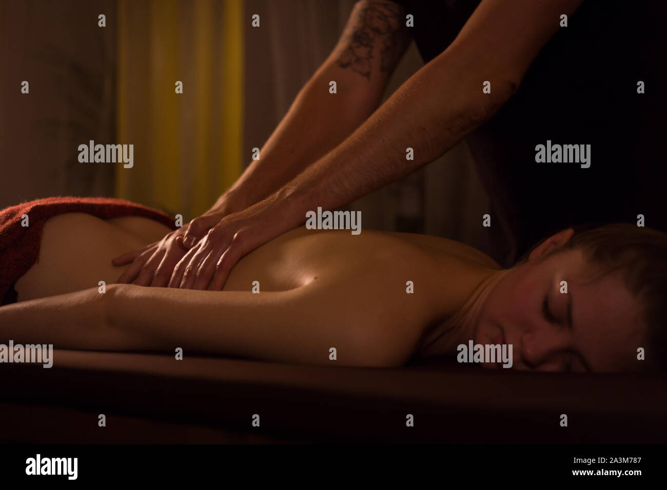 Massaggiatore facendo massaggio alla schiena per donne client nel centro spa Foto Stock