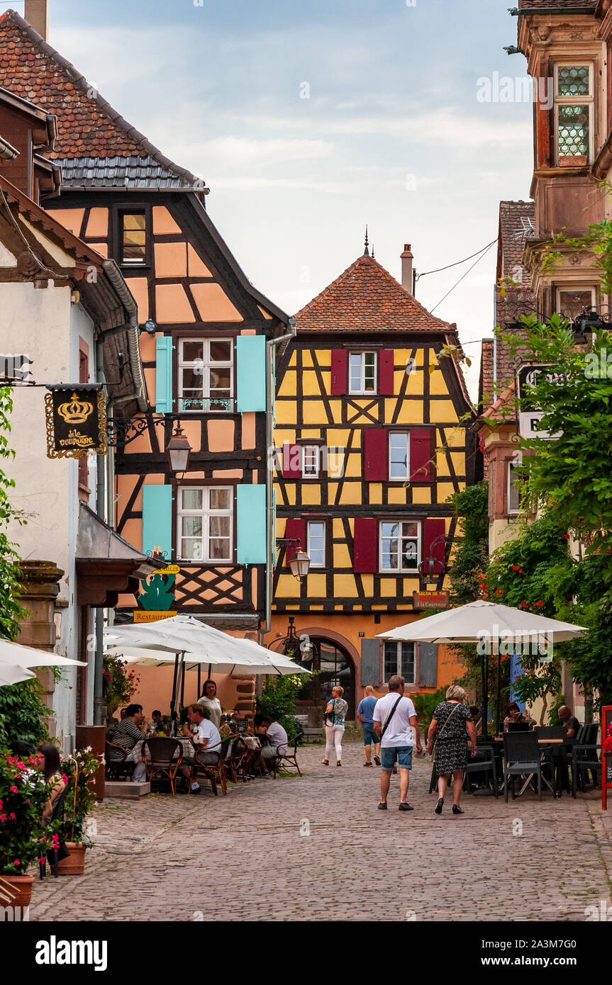 Riquewihr in Alsazia, Francia. Incantevole borgo medievale, lungo la strada del vino che collega Colmar a Strasburgo. Vista del vecchio borgo entro il w Foto Stock