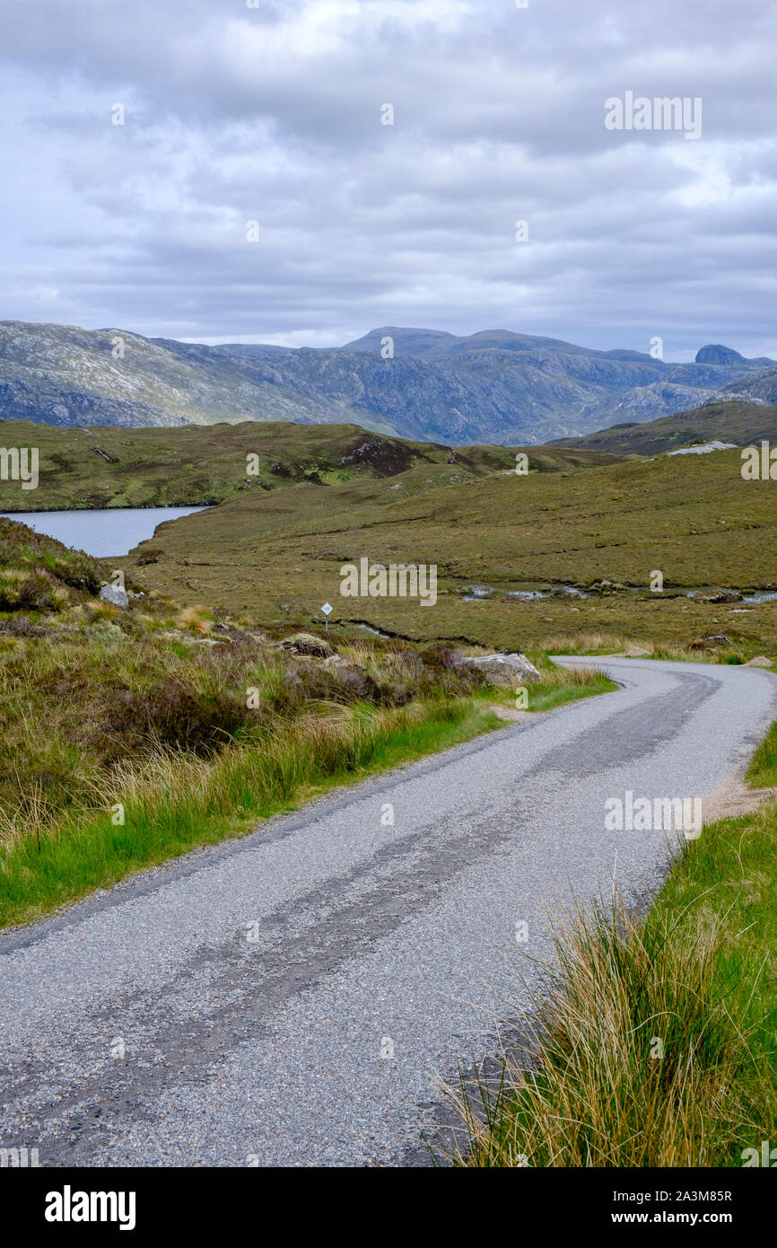 Strada vuota nr Unapool Sutherland Assynt Sutherland Highland Scozia Scotland Foto Stock