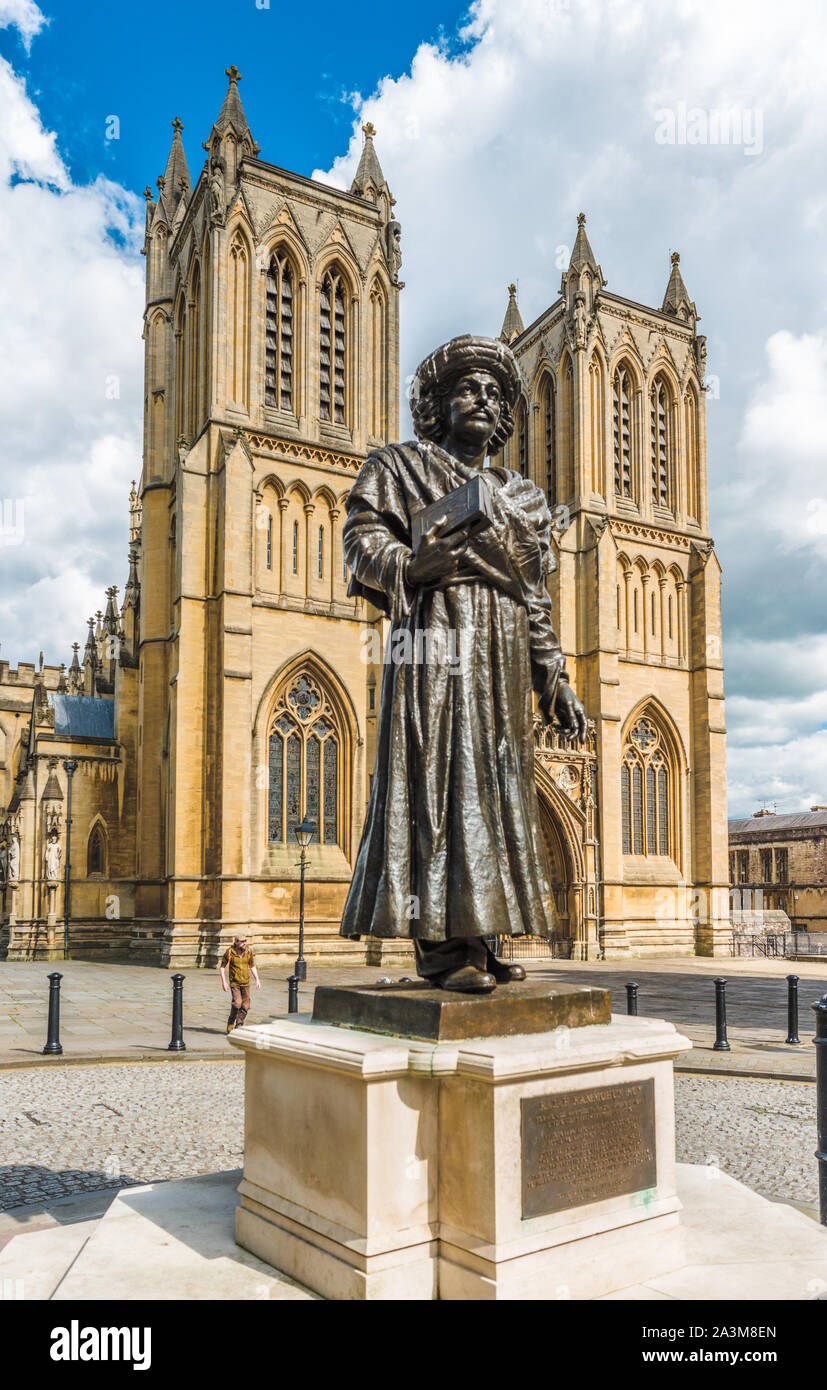 Rajah Rammohun Roy statua sotto Chiesa Cattedrale della Santa e indivisa Trinità, Bristol, Inghilterra, Regno Unito Foto Stock