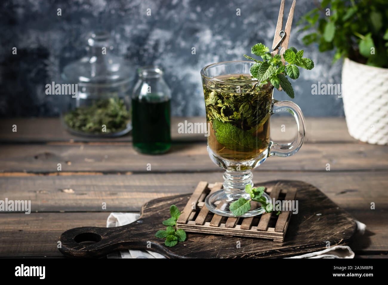 Tè rilassanti con fresco e menta fresca e sciroppo di menta. Una bevanda calda per l'autunno e inverno stagioni. Il concetto di cura per lo stato emotivo. Foto Stock