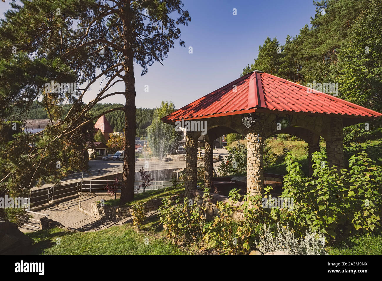 Gazebo per le vacanze estive nella foresta nella località di Belokurikha Altai Krai. Foto Stock