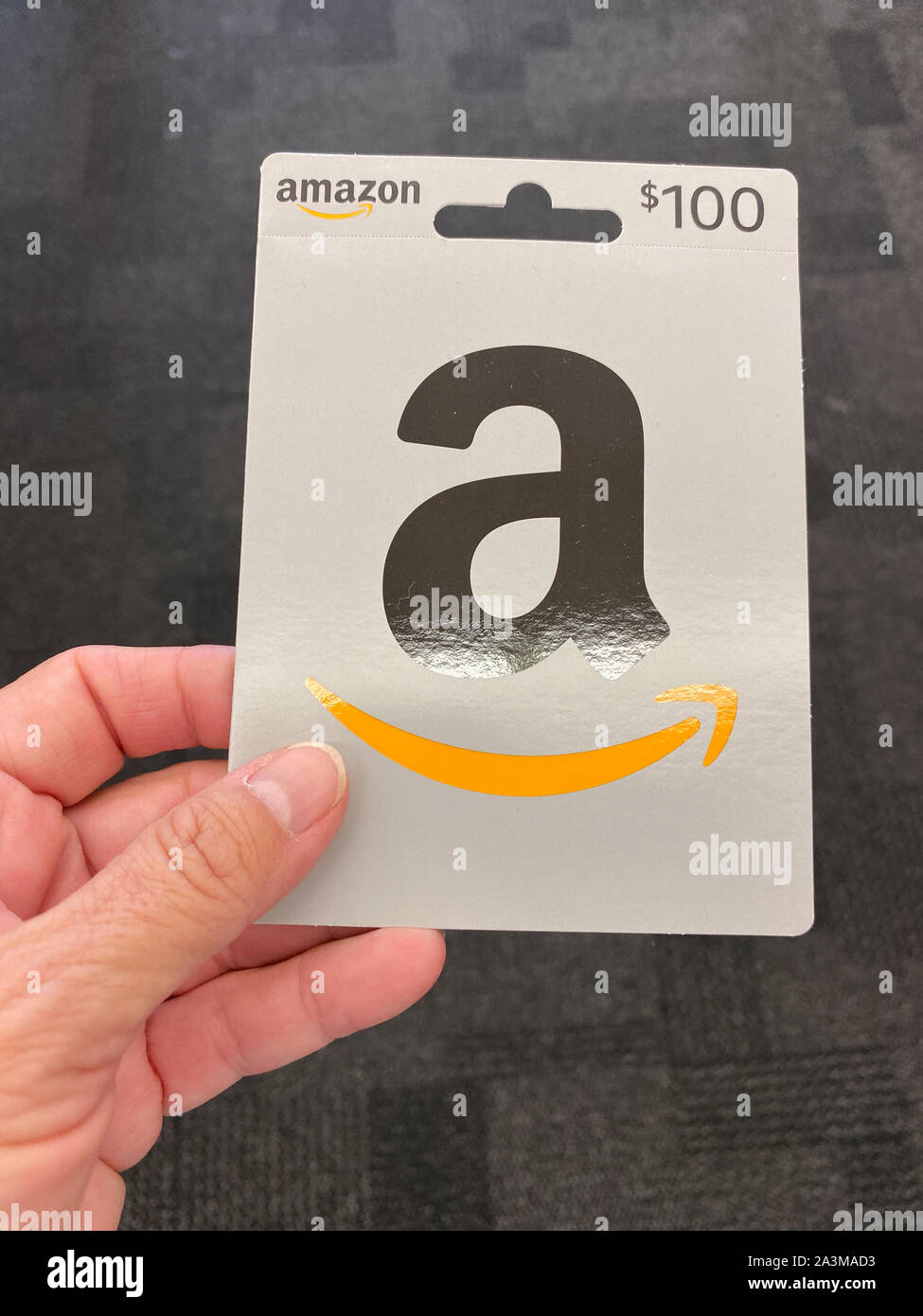 Orlando,FL/USA-10/7/19: Un Amazon dono carta pronti per una persona di acquisto come il regalo perfetto per un familiare o un amico. Foto Stock