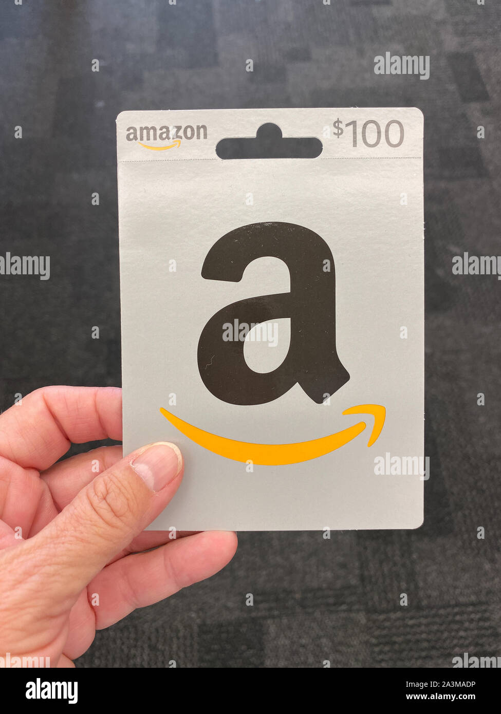 Orlando,FL/USA-10/7/19: Un Amazon dono carta pronti per una persona di  acquisto come il regalo perfetto per un familiare o un amico Foto stock -  Alamy