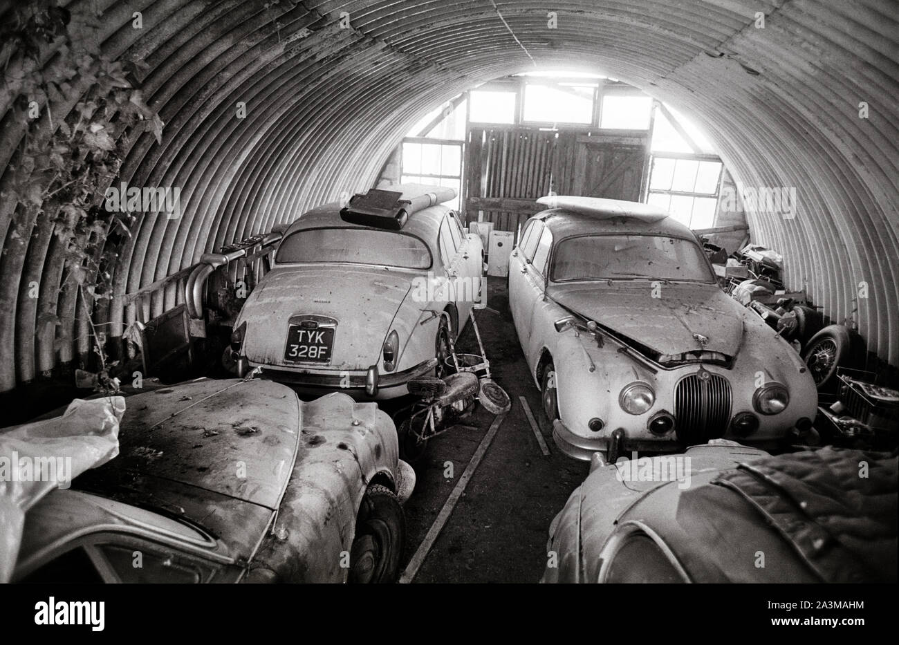 Classic Jaguar cars essendo memorizzata in una capanna di Nissen nel Devon, in Inghilterra. Foto Stock