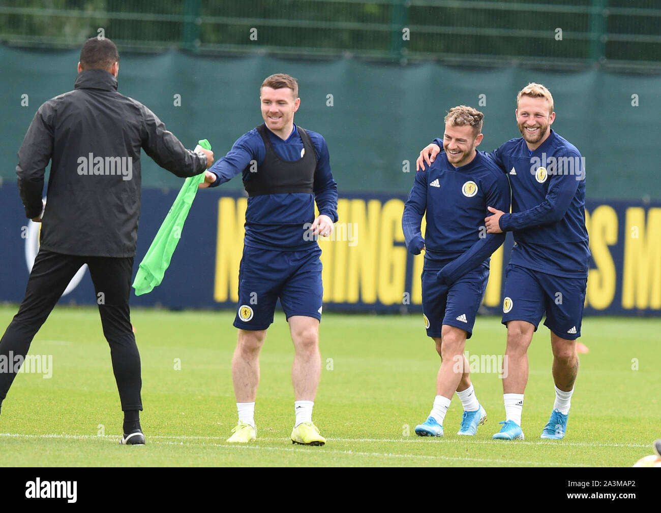 Edimburgo, Scozia, Regno Unito. 09oct, 2019. L/r trio scozzese John Fleck ( Sheffield Utd) Ryan Fraser ,(Bournemouth ) e Johnny Russell ( Sporting Kansas City) durante la sessione di fTraining al Oriam, Riccarton, Edimburgo prima di volare a Mosca per UEFA EURO 2020 fixture qualificatore contro la Russia al Luzhniki Stadium giovedì 10 Ott 19. Credito: eric mccowat/Alamy Live News Foto Stock