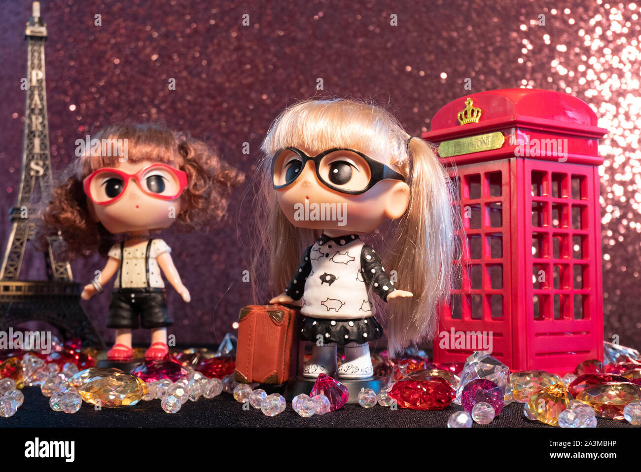 Modello della Torre Eiffel con due donne bambole con i bagagli come traveler Foto Stock
