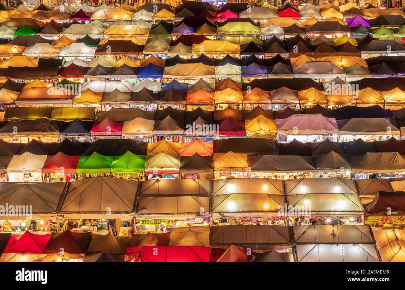 Vista superiore della trafficata strada asiatici cibo a Stazione del mercato notturno in Thailandia con colorati in stallo e la luce di notte Foto Stock