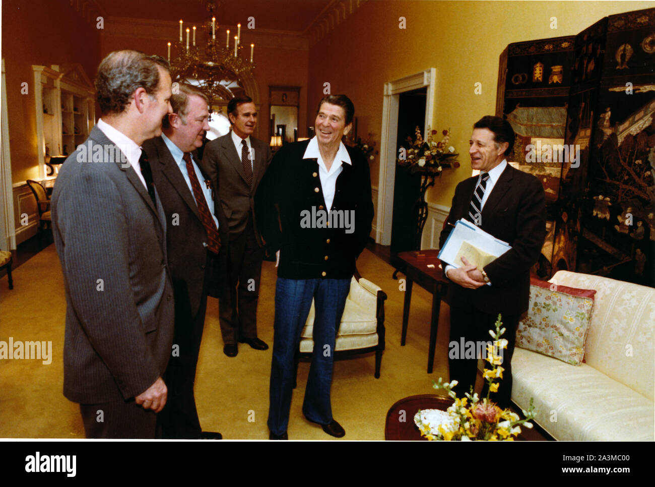 Washington, Distretto di Columbia, Stati Uniti d'America. Il 9 gennaio, 2010. Il Presidente degli Stati Uniti Ronald Reagan accoglie i visitatori al White House Residence Lunedì, 13 Aprile 1981 come egli recupera dal marzo 31,1981 tentativo di omicidio. Da sinistra a destra: James A. Baker, III; Edwin Meese; Vice Presidente George H.W. Boccola; il Presidente Reagan; e U.S. Il Segretario della Difesa Caspar Weinberger.Mandatory Credit: Michael Evans - White House via CNP Credito: Michael Evans/CNP/ZUMA filo/Alamy Live News Foto Stock