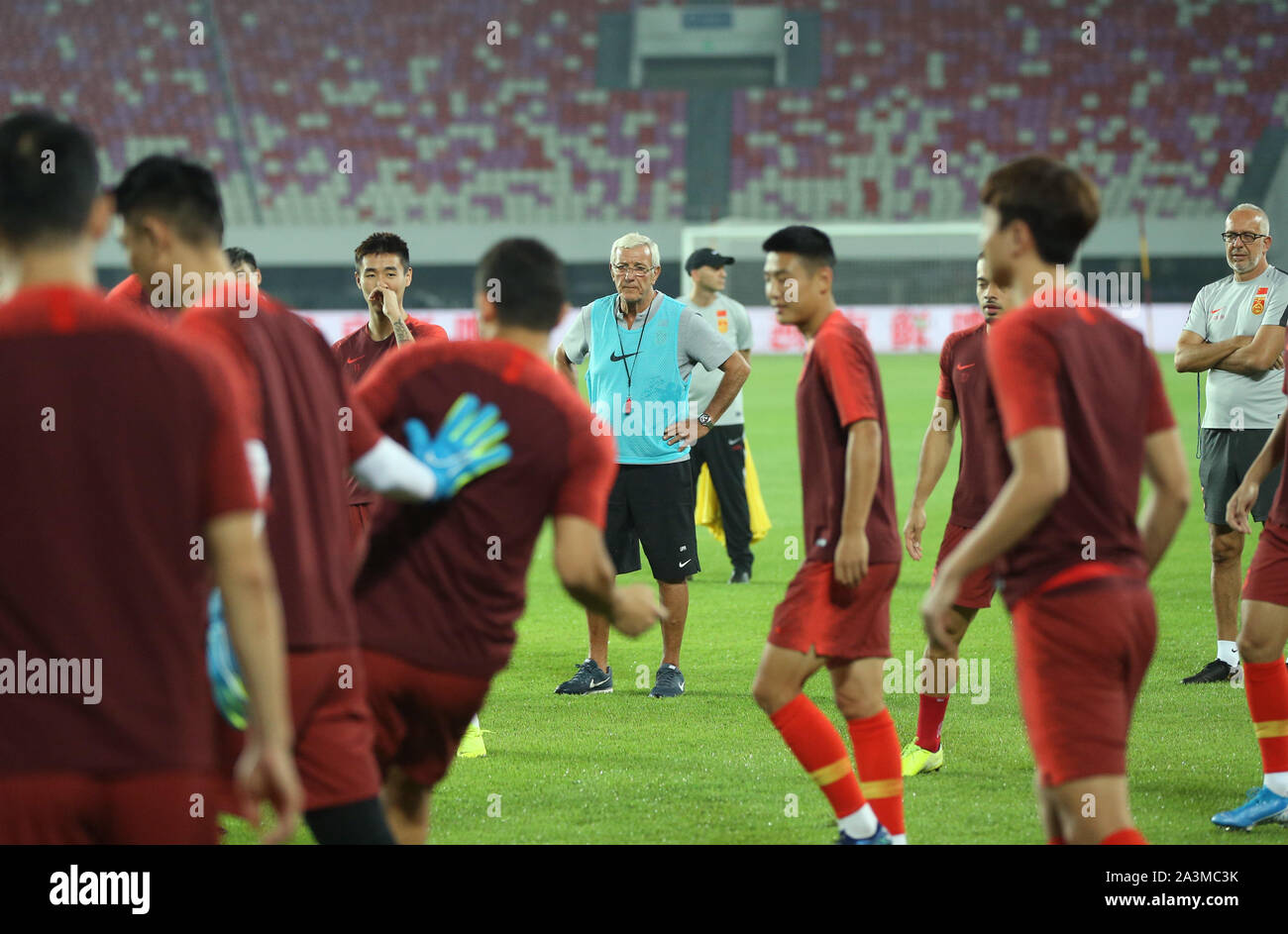 (191009) -- Guangzhou, il 9 ottobre, 2019 (Xinhua) -- la Cina del capo allenatore Marcello Lippi (C) assiste la sessione di formazione un giorno in anticipo del gruppo un secondo round match tra Cina e Guam alla Coppa del Mondo FIFA in Qatar 2022 e AFC Coppa Asia Cina 2023 preliminare di criteri comuni di Guangzhou, la capitale del sud della Cina di Provincia di Guangdong, Ottobre 9, 2019. (Xinhua/Jia Haocheng) Foto Stock