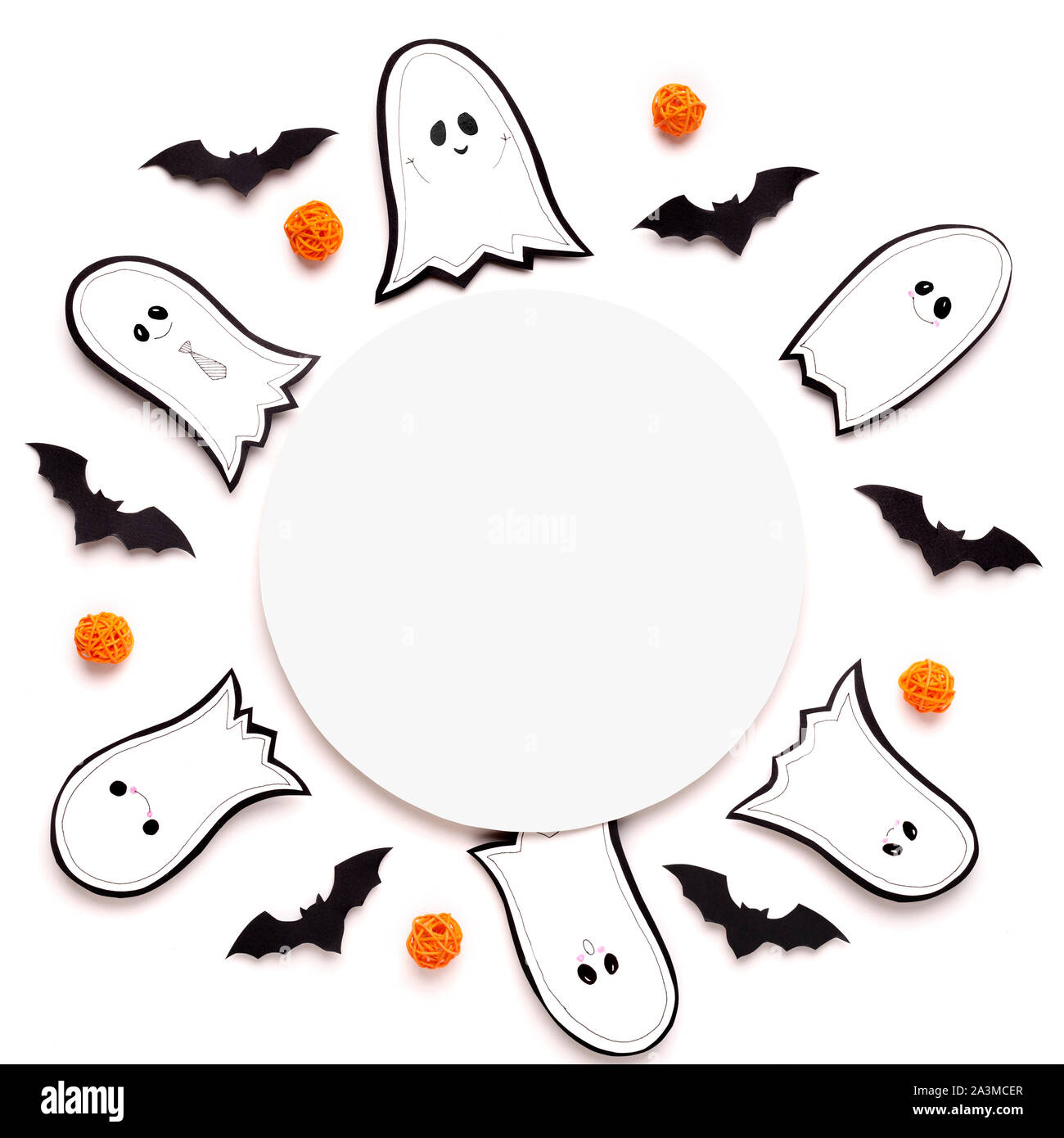 Creative Schede di invito per la festa di Halloween con la carta a mano i fantasmi Foto Stock