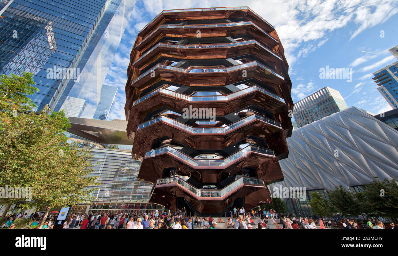 Famiglie, amici, persone turisti visitano la nave nei cantieri di Hudson in Manhattan, New York City su una bella giornata. Foto Stock