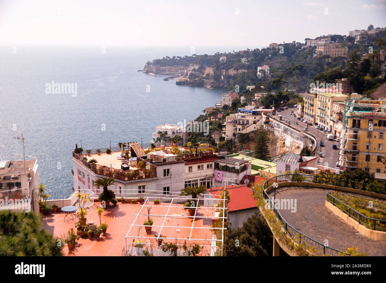 Il Golfo di Napoli e la strada tortuosa di Napoli, Italia. Foto Stock