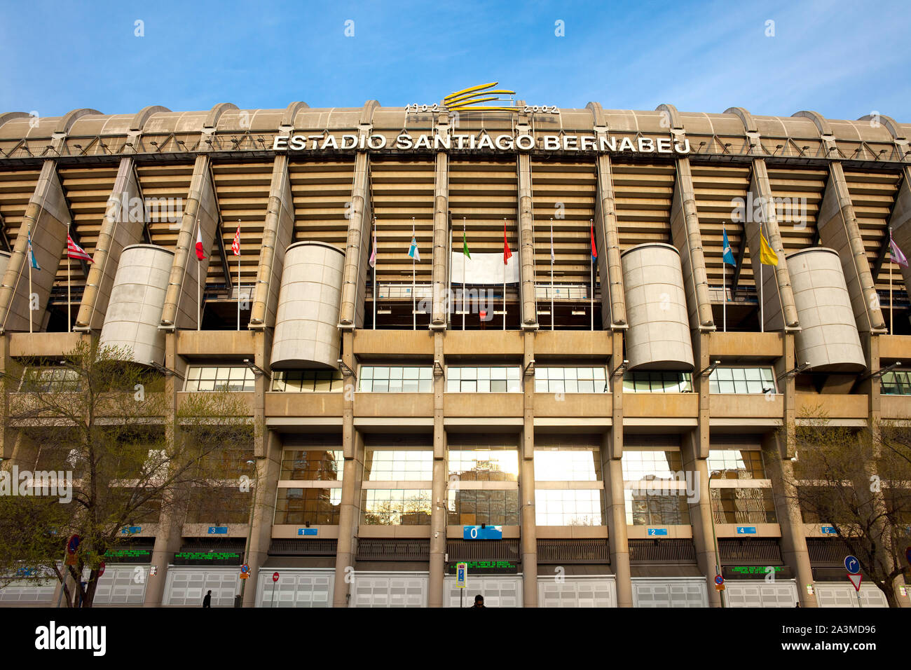 Madrid, Spagna - Facciata di Santiago Bernabeu Stadium, casa per il Real Madrid Calcio team. Foto Stock