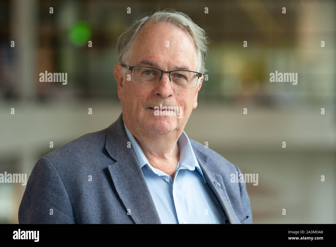 Ulm, Germania. 09oct, 2019. Farmacia Stanley Whittingham, è ad un livello internazionale Congresso della batteria dopo che è stato chiamato il Premio Nobel per la Chimica nel 2019. Quest'anno il premio Nobel per la chimica va all'americano John Goodenough (nato a Jena), Stanley Whittingham (nato in Gran Bretagna) e Akira Yoshino (Giappone) per lo sviluppo di batterie agli ioni di litio. Questo è stato annunciato dalla Accademia Reale Svedese delle Scienze su 09.10.2019 a Stoccolma. Credito: dpa picture alliance/Alamy Live News Foto Stock