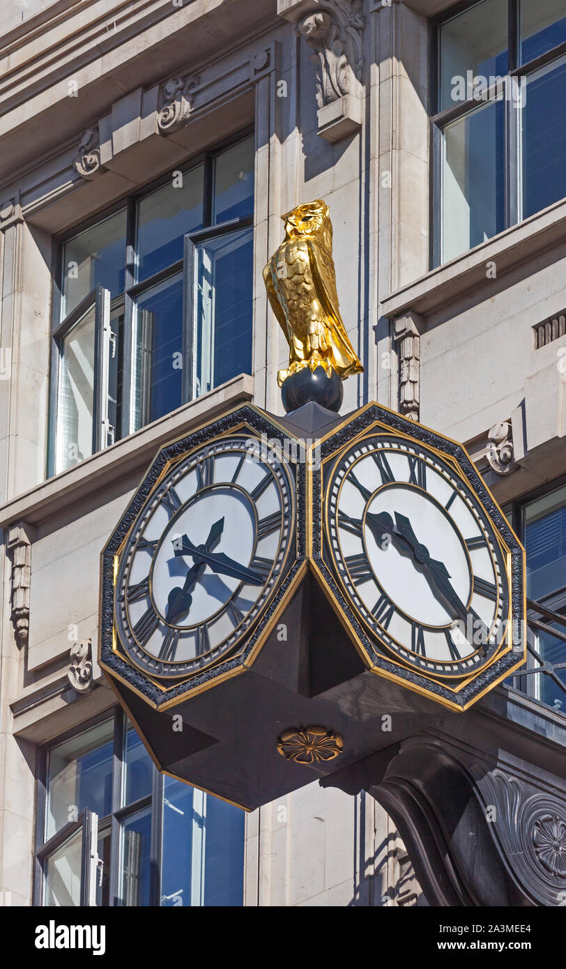 Città di Londra. Una tre-di fronte gufo reale orologio, (che mostra diverse volte,) arroccato su House of Fraser edificio in King William Street. Foto Stock