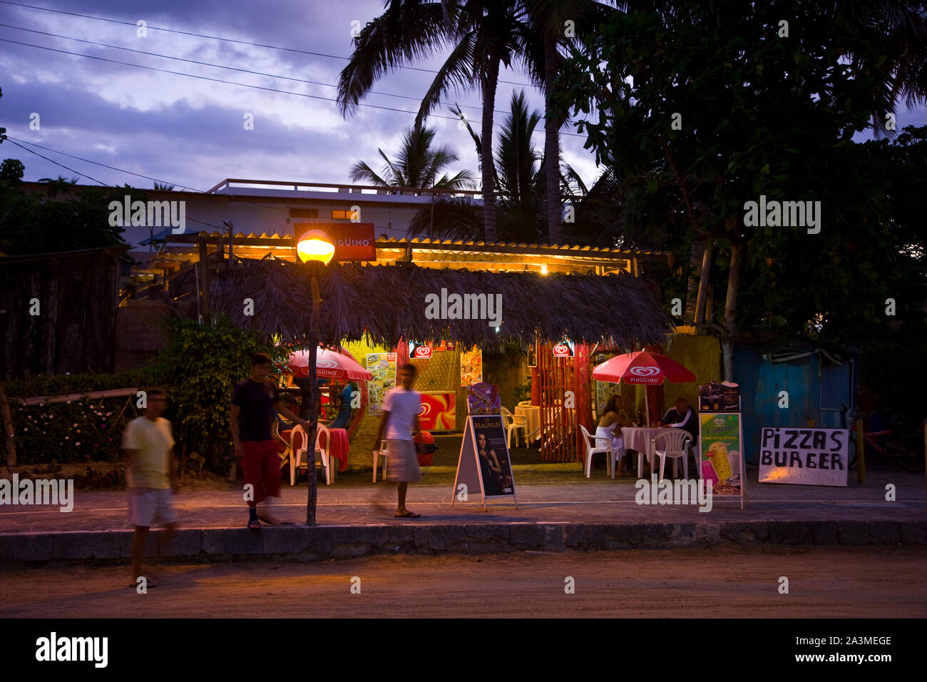 Restaurantes en la plaza de Puerto Villamil,Isla Isabela, Islas Galápagos, Ecuador Foto Stock