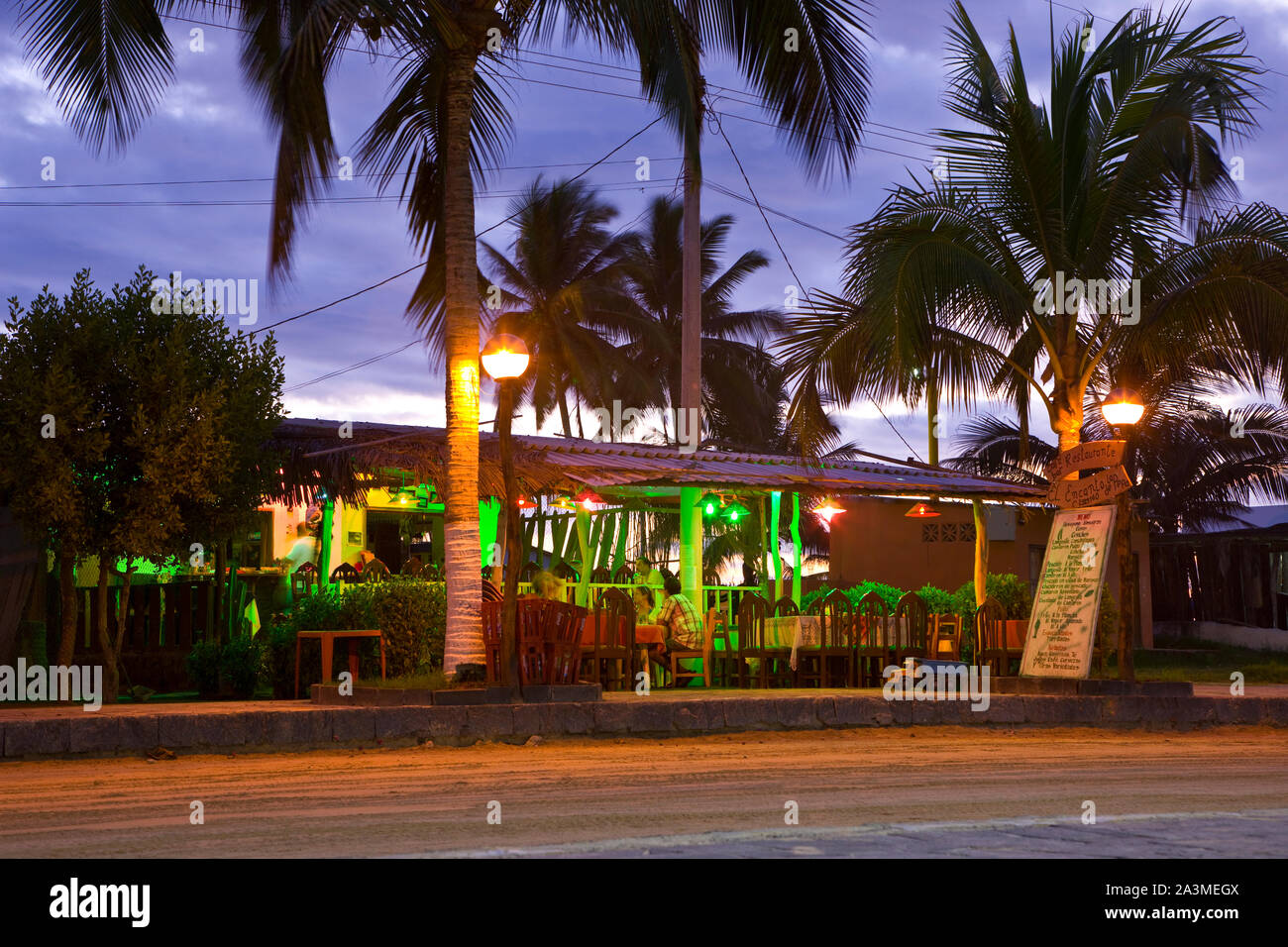 Restaurantes en la plaza de Puerto Villamil,Isla Isabela, Islas Galápagos, Ecuador Foto Stock