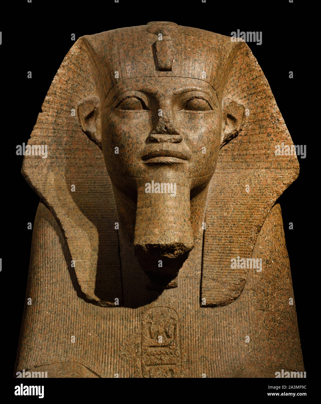 Sphinx 1750 BC (fine del Regno di Mezzo) trovato in Tanis (granito, 9,5 tonnellate ) ( cinquecento anni più tardi il re Ramses II (1279 - 1213 BC) e Merenptah (1213 - 1203 BC) avevano i loro nomi incisi vi.) Egitto, egiziano Foto Stock