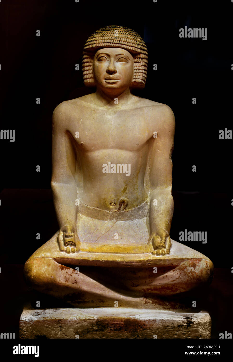 Scribe seduta con le gambe incrociate, papiro sulle sue ginocchia v Dinastia, 2500 - 2350 BC in calcare dipinto, Egitto, egiziano, Foto Stock