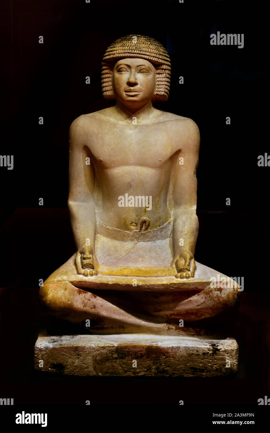 Scribe seduta con le gambe incrociate, papiro sulle sue ginocchia v Dinastia, 2500 - 2350 BC in calcare dipinto, Egitto, egiziano, Foto Stock