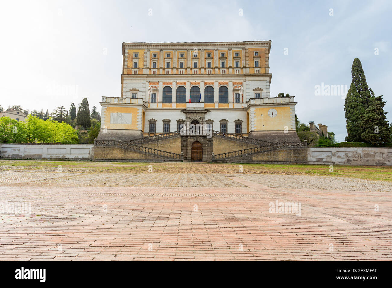 Palazzo Farnese, denominata anche Villa Farnese, famosa villa con giardino meraviglioso situato a Caprarola, Viterbo Lazio settentrionale, Italia. Foto Stock