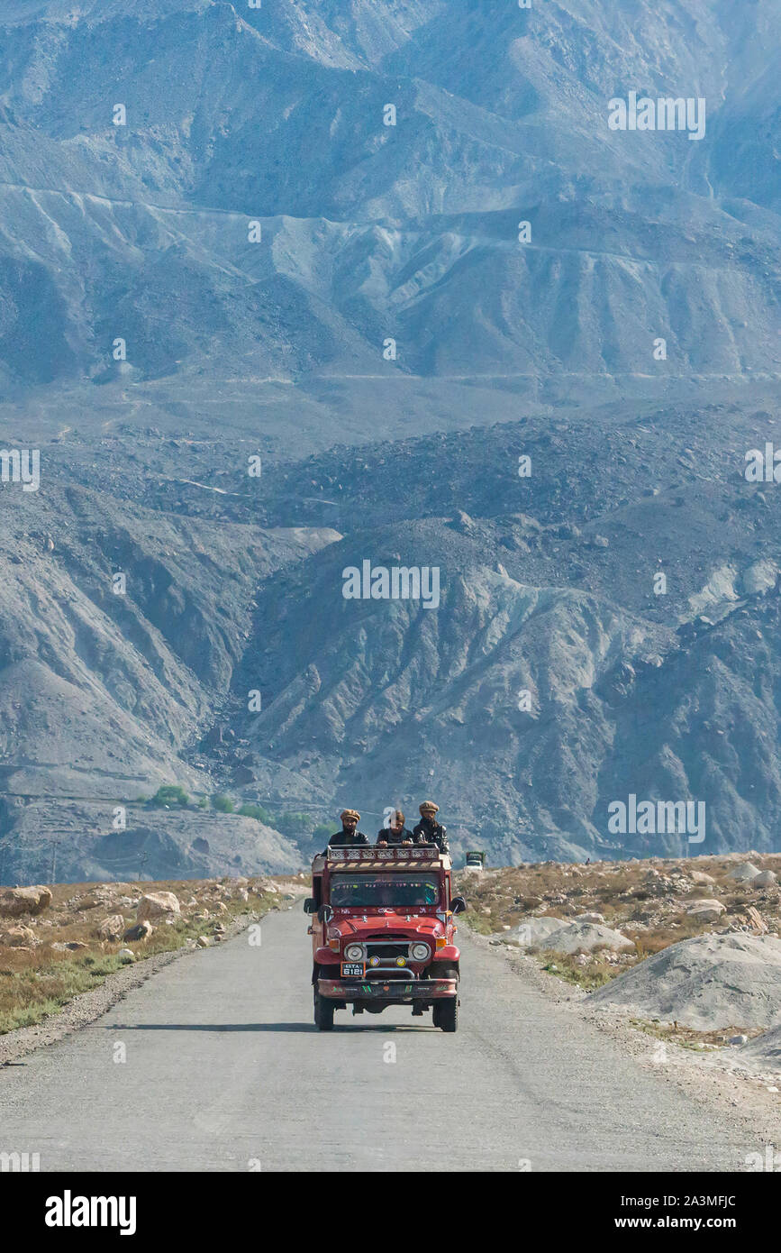 Karakoram Highway da Islamabad di Hunza, Gilgit Baltistan, ne il Pakistan. Questa è una parte della strada di amicizia costruire sull'antica via della seta e dalla Cina. Foto Stock