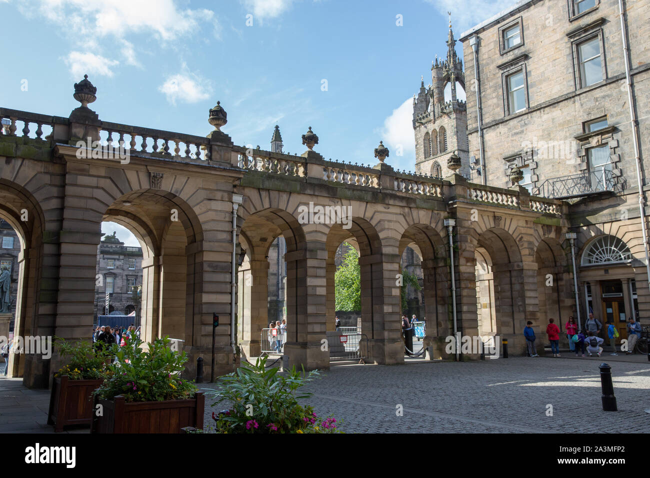 L'ingresso ad arco per il City Chambers in Edinburgh City Centre Foto Stock
