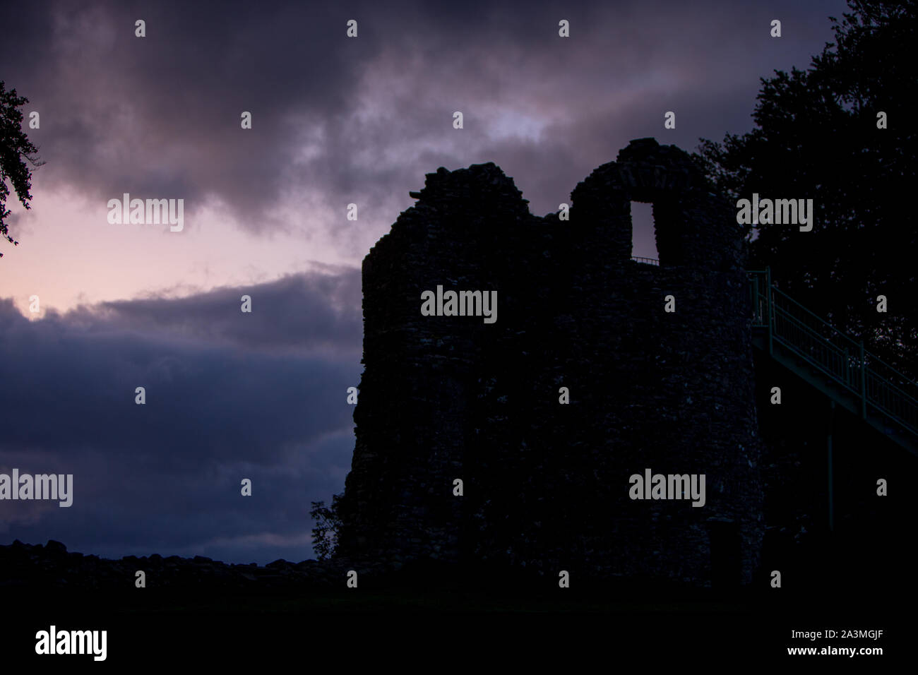 Una parte abbandonati di Kendal Castle, un lugubre posto al sole Foto Stock