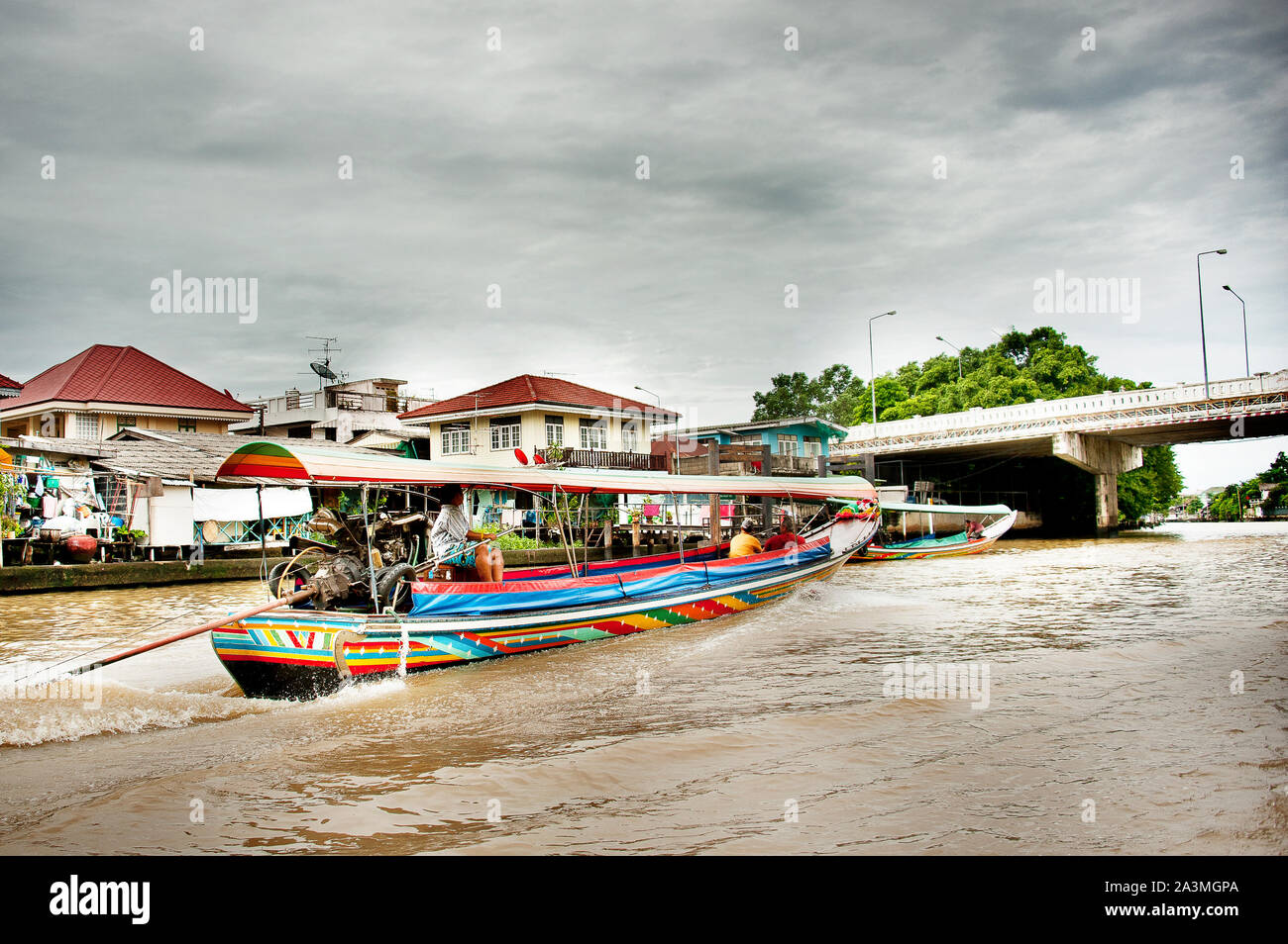 Longtail boat, un esperienza di viaggio o tour in canale thailandese( klong), Bangkok Noi, Thonburi, Thailandia. Foto Stock