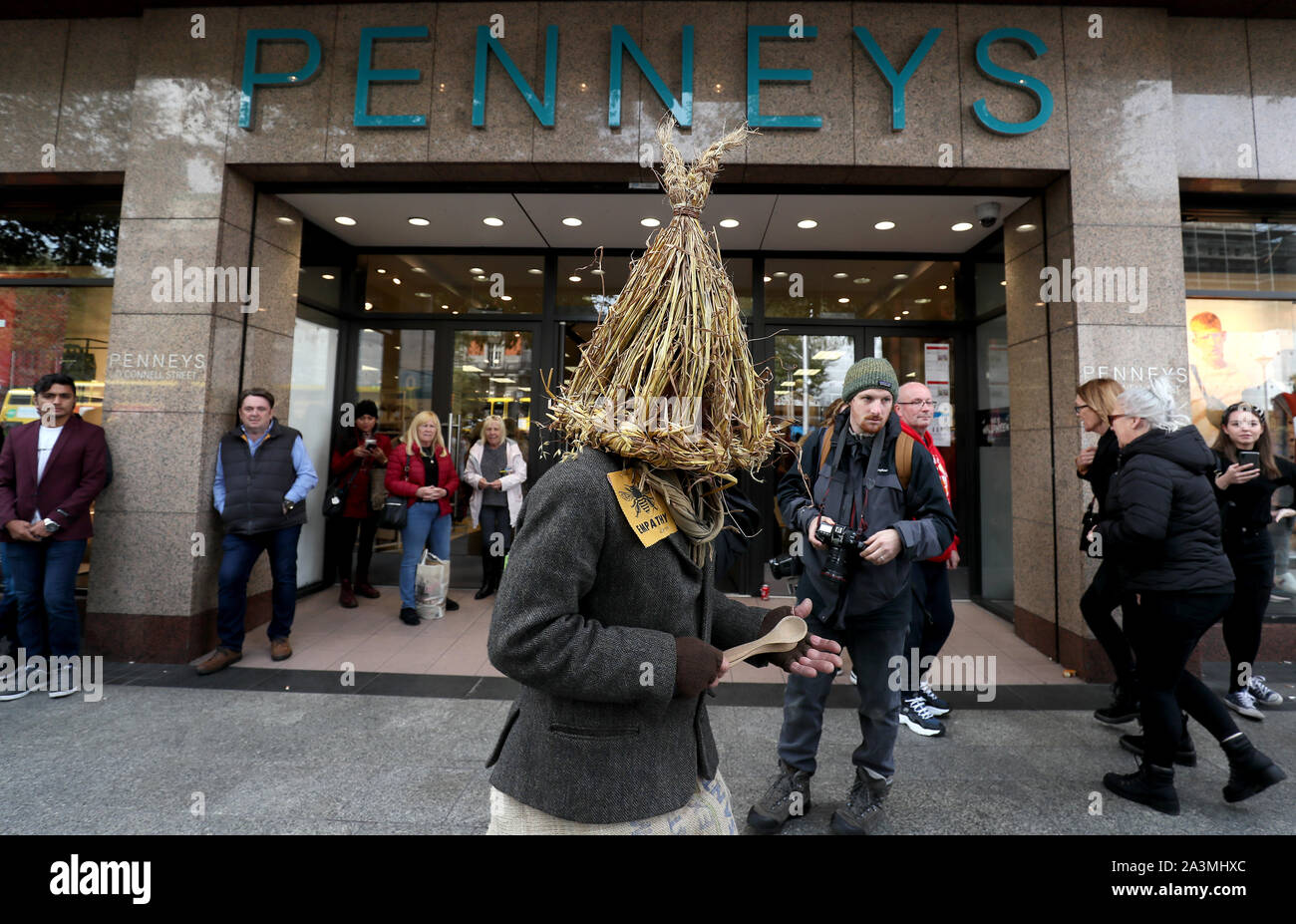 I manifestanti si raccolgono al di fuori Penneys su O'Connell street a Dublino durante una ribellione di estinzione (XR) dimostrazione, come i rivenditori di moda sono venuti sotto intenso scrutinio nell ultimo anno da attivisti ambientali. Foto Stock