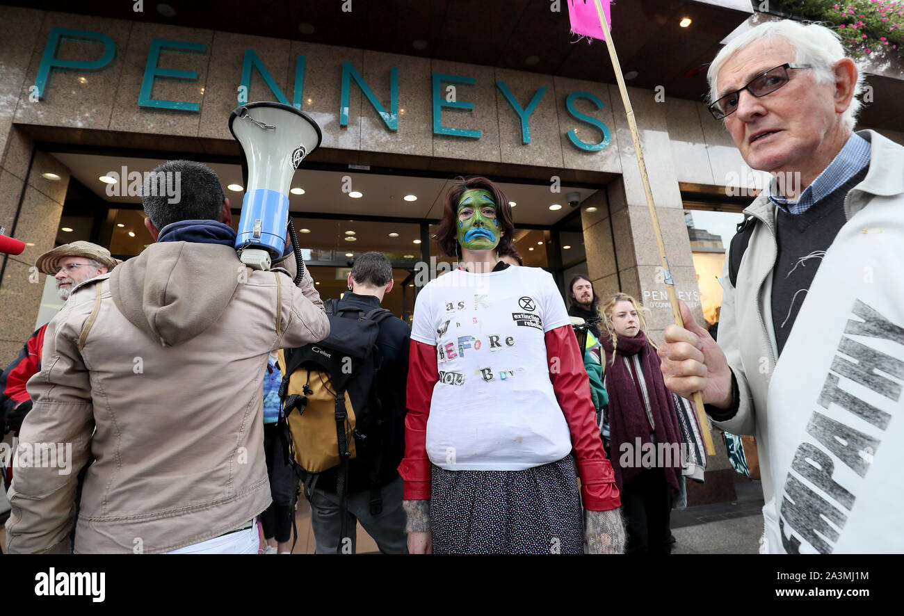 I manifestanti si raccolgono al di fuori Penneys su O'Connell street a Dublino durante una ribellione di estinzione (XR) dimostrazione, come i rivenditori di moda sono venuti sotto intenso scrutinio nell ultimo anno da attivisti ambientali. Foto Stock