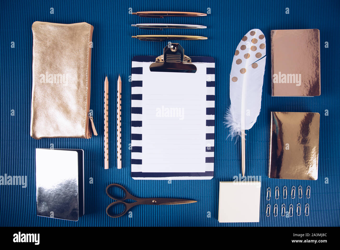 Parte di una serie che descrive in dettaglio di forniture scolastiche. Riprese aeree. Foto Stock