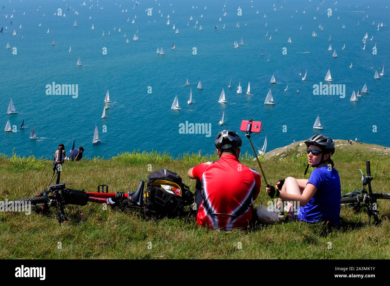 I ciclisti,tenendo,selfie,Tennyson,giù,2019, giro dell'isola in barca a vela, Cowes, Isle of Wight,Inghilterra, 29 giugno 2019, Foto Stock