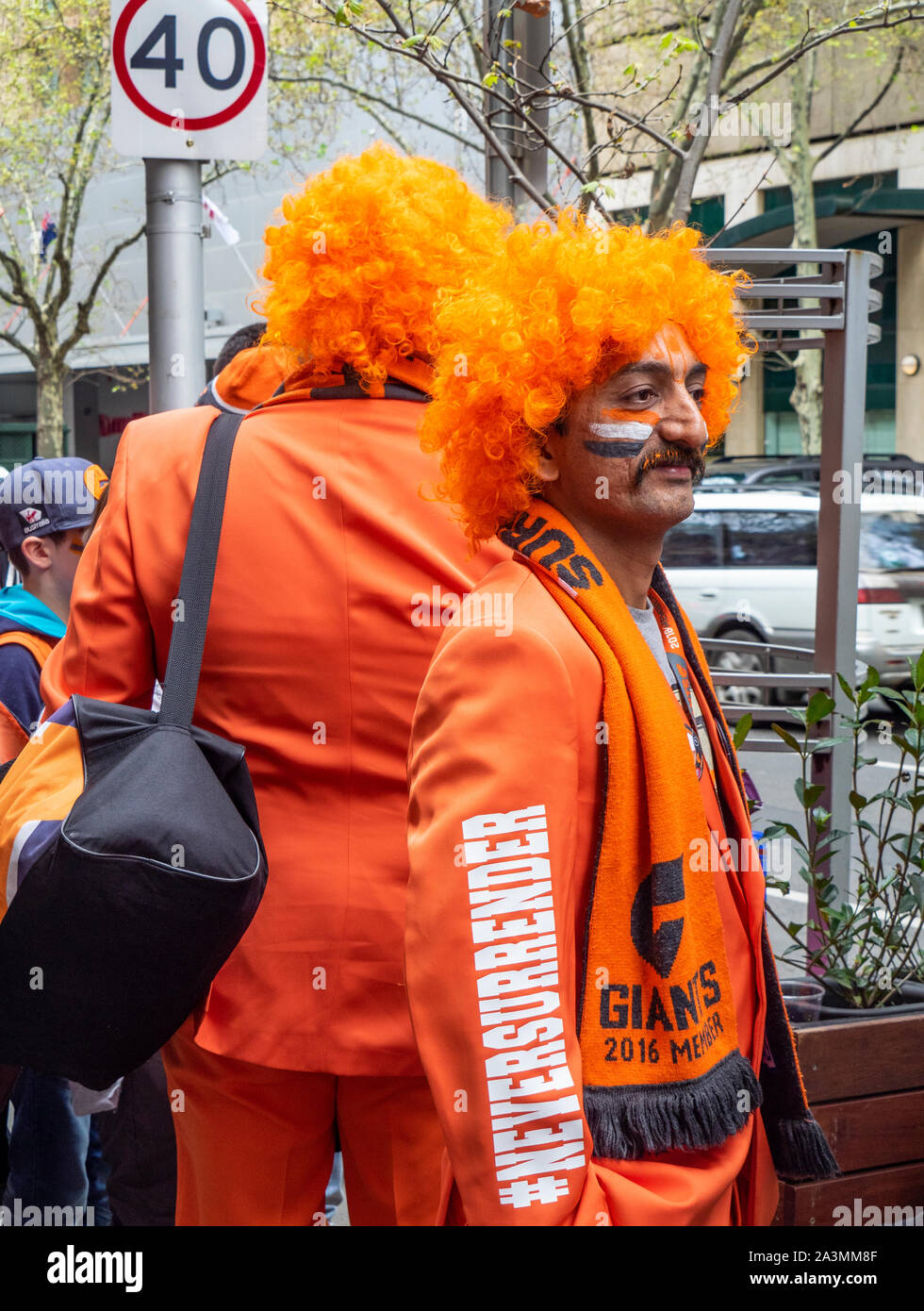 2019 Australian Rules Football League AFL Grand Final maggiore Western Sydney GWS fan vestiti in abiti di colore arancione e parrucche Melbourne Victoria Australia. Foto Stock