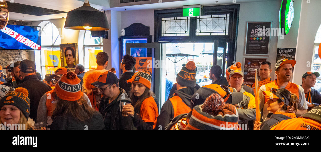 2019 Australian Rules Football League AFL Grand Final maggiore Western Sydney GWS ventilatori aventi pregame bevande presso Coopers Inn pub Melbourne Victoria. Foto Stock