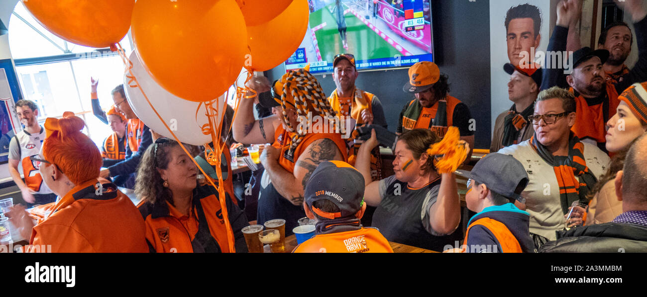 2019 Australian Rules Football League AFL Grand Final maggiore Western Sydney GWS ventilatori aventi pregame bevande presso Coopers Inn pub Melbourne Victoria. Foto Stock