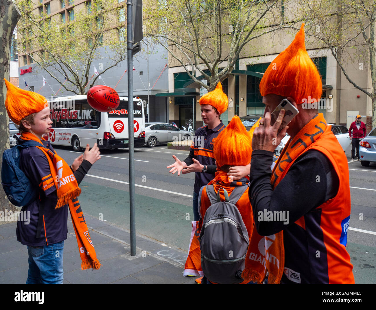 2019 Australian Rules Football League AFL Grand Final maggiore Western Sydney ventole GWS indossando parrucche arancione Melbourne Victoria Australia. Foto Stock