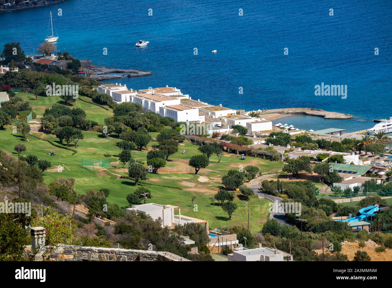 Elounda, Creta, Grecia. Ottobre 2019. Una panoramica di un nove buche, Par 3 campo da golf a Porto Elounda in Creta orientale. Foto Stock