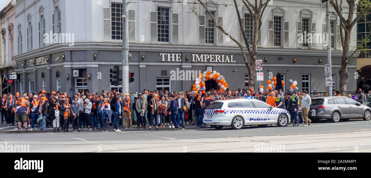 2019 Australian Rules Football League AFL Grand Final maggiore Western Sydney GWS fan di fronte Imperial Hotel Melbourne Victoria Australia. Foto Stock